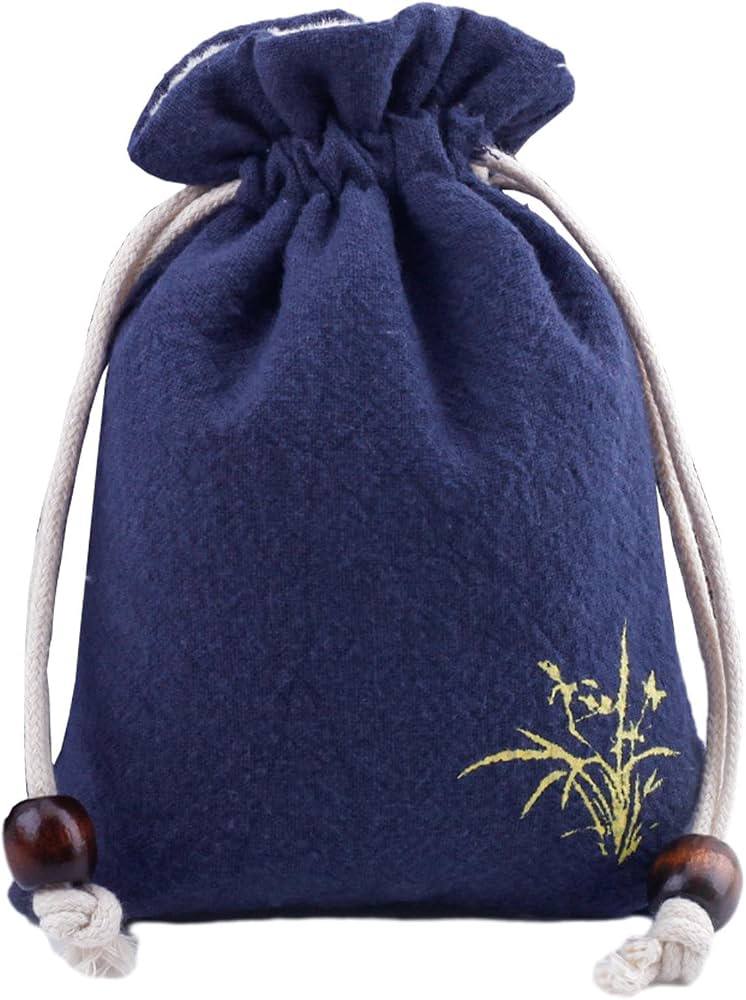 Bolsa de terciopelo azul marino con cordón y un motivo vegetal dorado